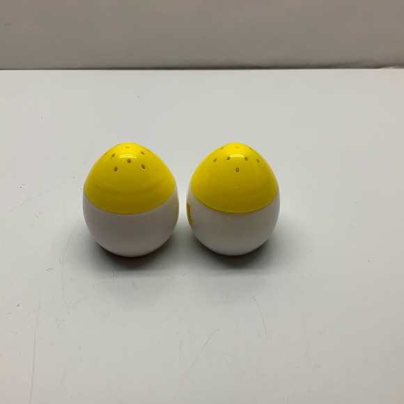Vintage Avon Daisy Egg Shaped Salt Pepper Shakers - Picture 4 of 8